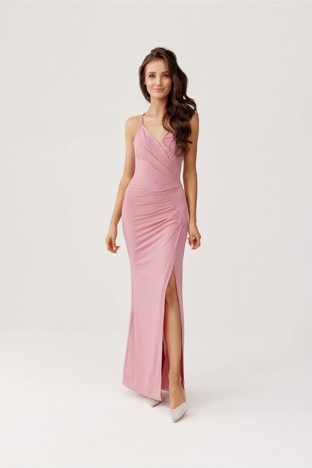 Robe longue élégante soirée dos ouvert décolleté V spaghetti ajustée tissu brocard paillettes rose poudré femmes
