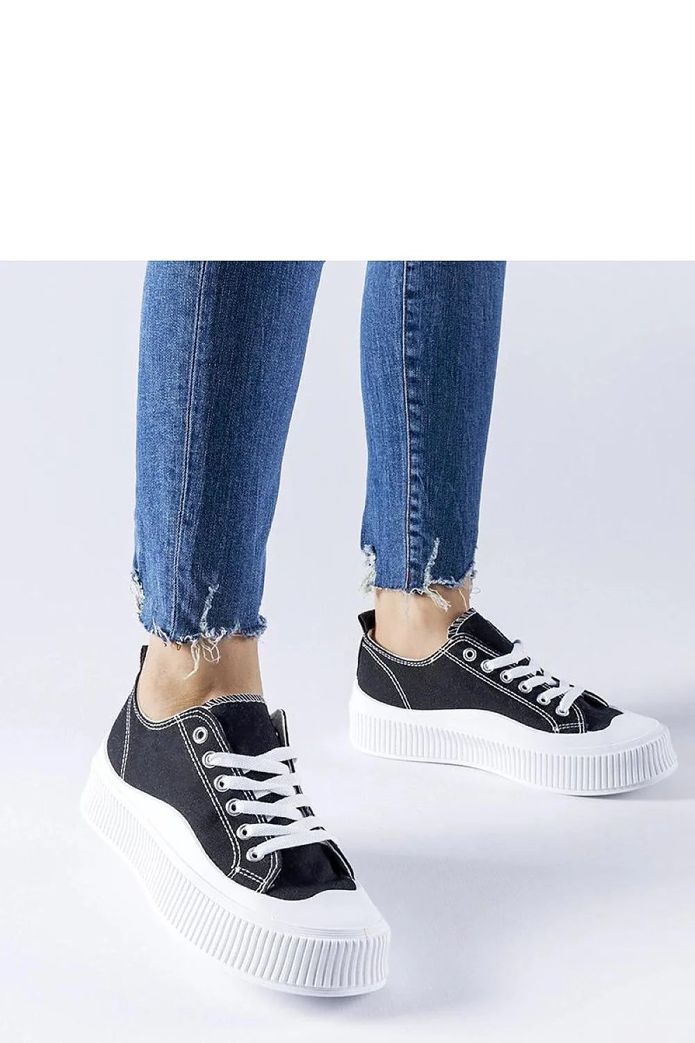 Baskets urbaines modernes pour femmes style casual noir et blanc semelle compensée laces métalliques confort mode