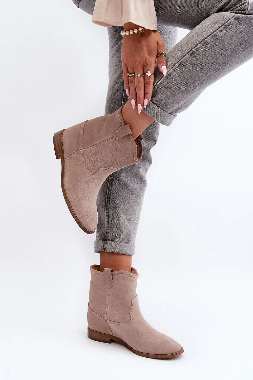 Bottines élégantes en daim naturel pour femme, style urbain chic, talon plat, semelle cuir, beige taupe, taille ajustable