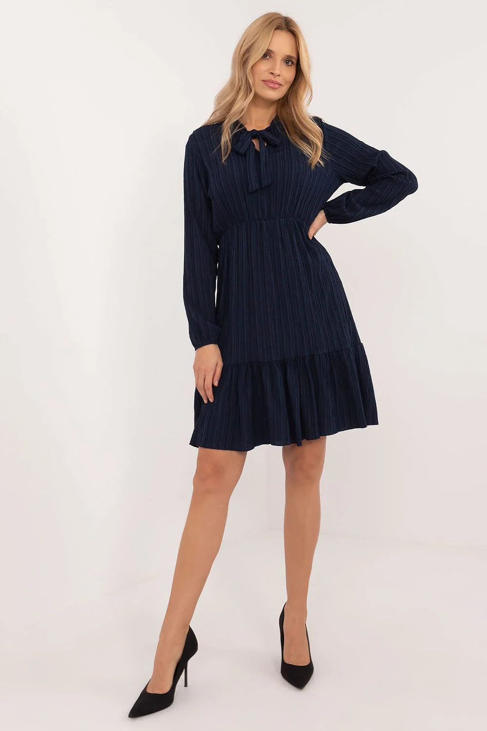 robe femme bleu marine élégante manches longues col lavallière nouée taille empire jupe volants plissée fluide légère texturée