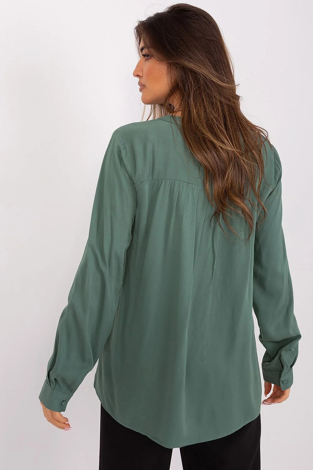 Tunique fluide élégante pour femmes en vert doux, manches longues amples, encolure en V, coupe droite, matière légère, finitions minimalistes, style décontracté et professionnel