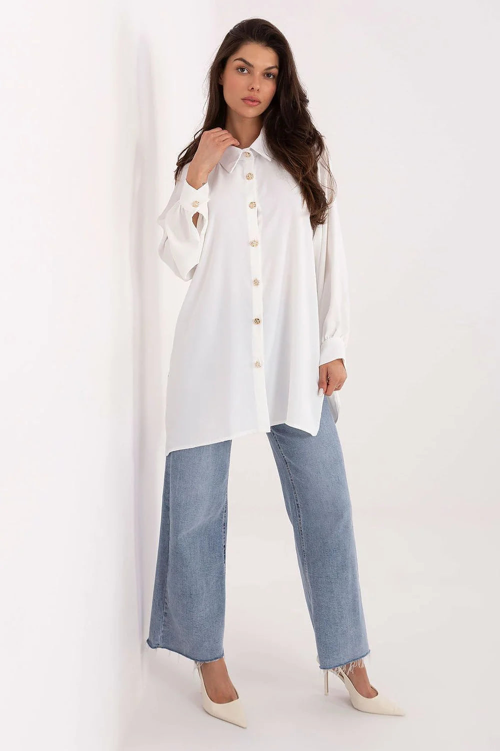 chemise longue femme oversize blanche fluide légère polyester col classique patte boutonnage boutons dorés manches bouffantes poignets resserrés coupe trapèze