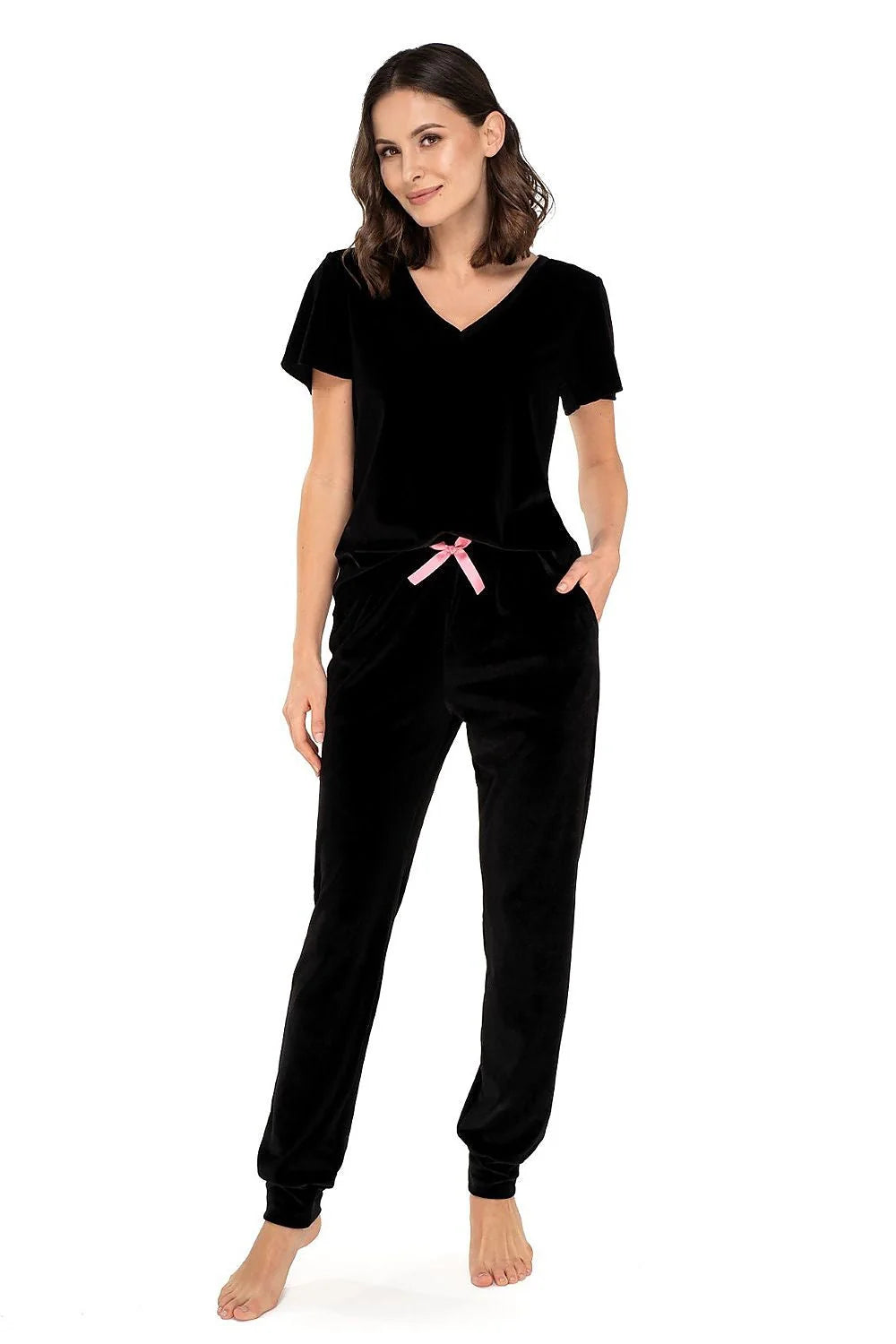 Ensemble pyjama velours noir élégant et confortable, manches courtes, col V, ruban rose, détente