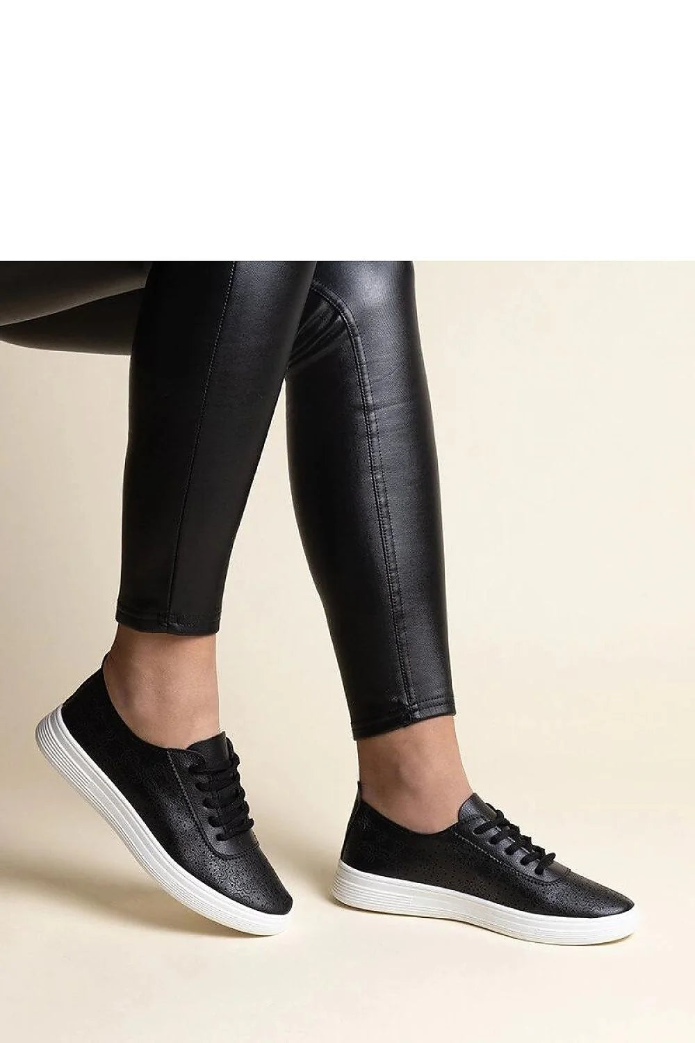 baskets femme noires similicuir texturé perforées basses minimaliste épuré silhouette lacets noirs semelle plateforme blanche épaisse amorti confortable urbaine chic