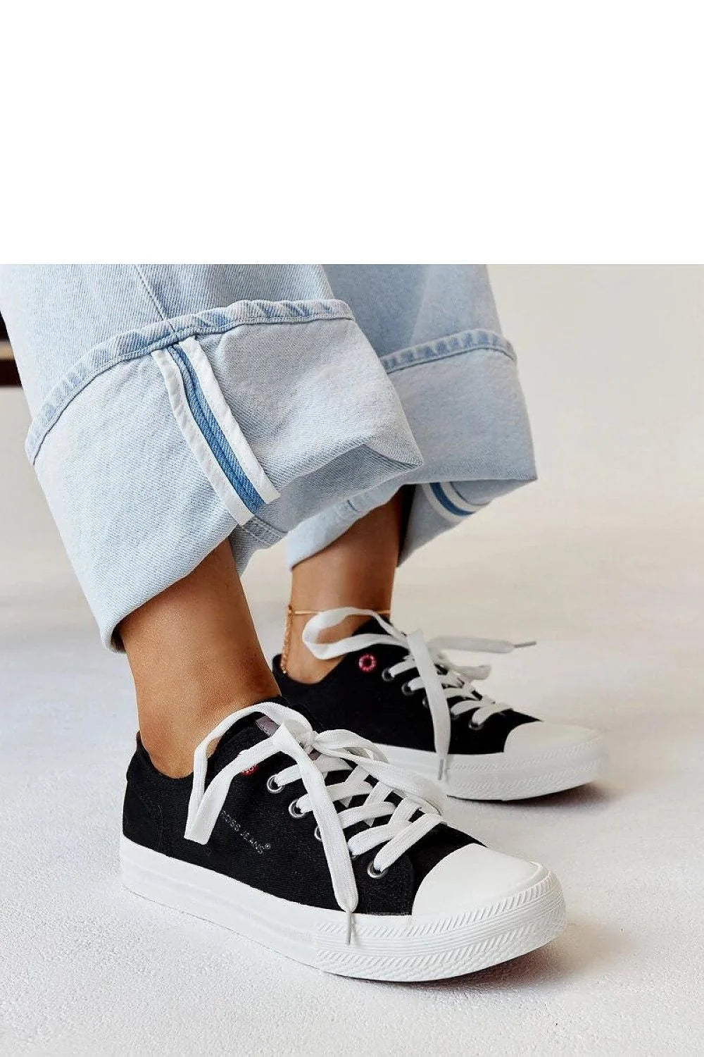 baskets solea femmes noires toile urbain minimaliste confort inégalé coupe basse semelle caoutchouc blanche embout renforcé oeillets métalliques