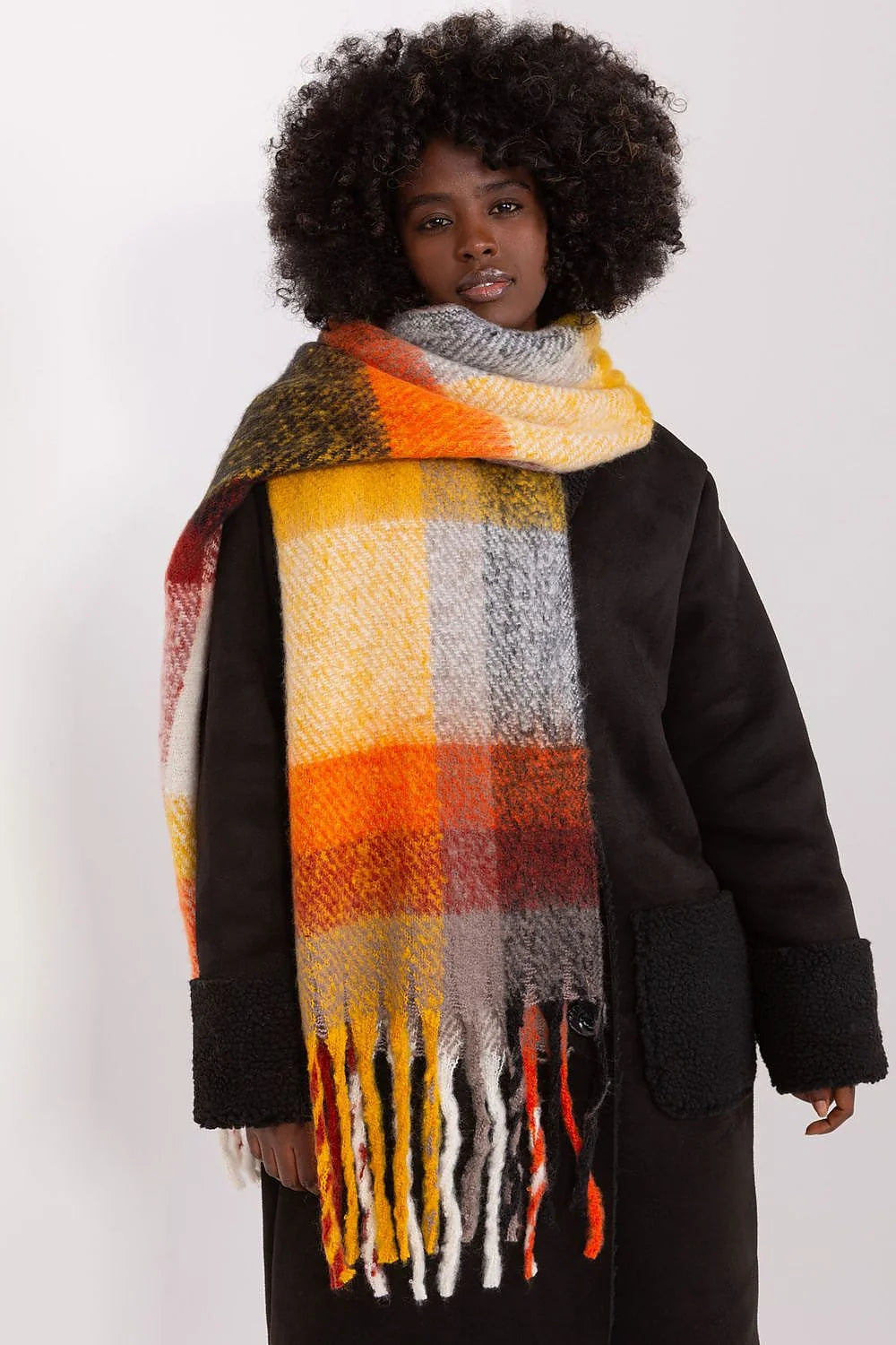 châle long large oversize carreaux multicolore tartan jaune orange gris bordeaux crème pompons franges moelleux chaud cosy élégante