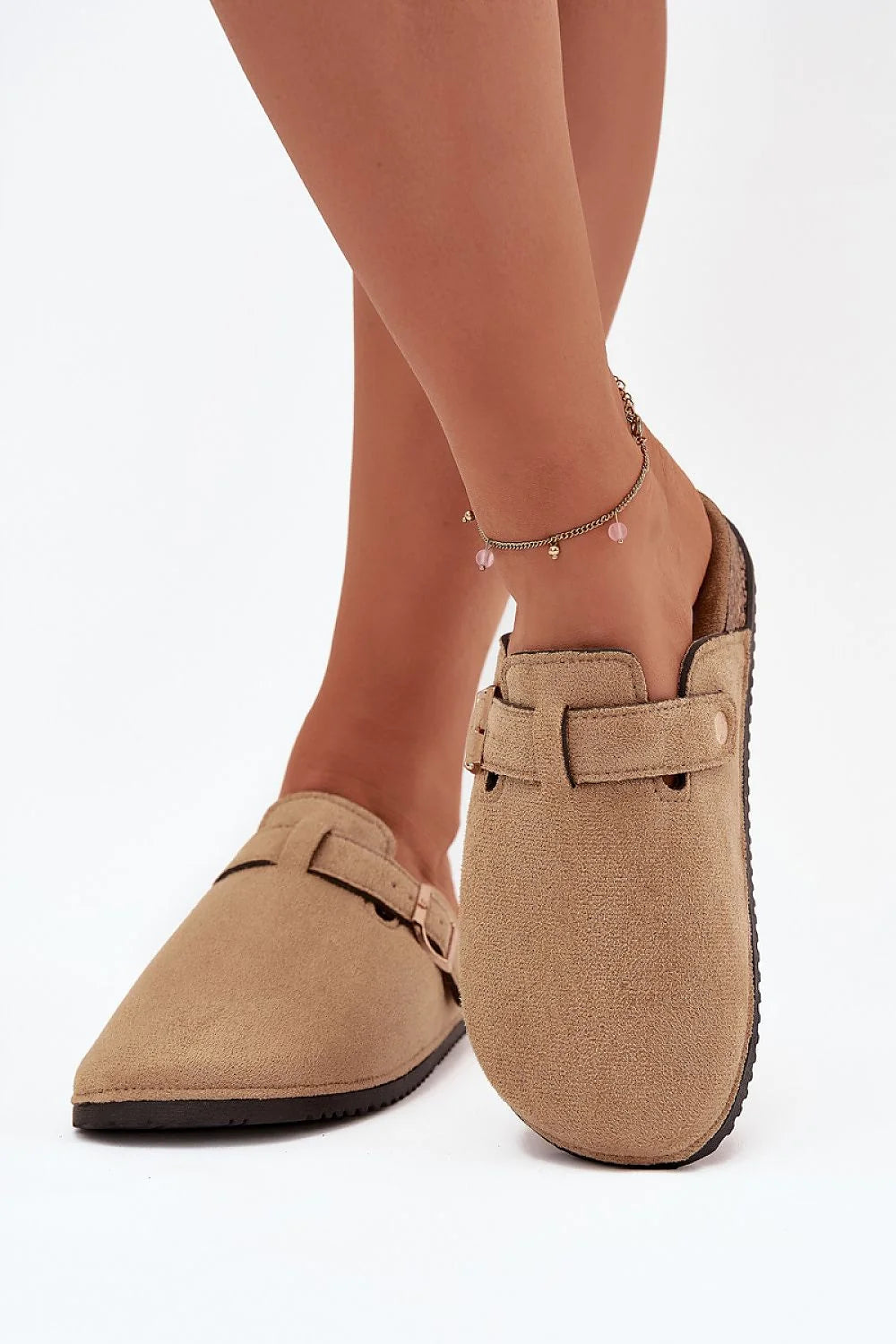 mule femme suédine écologique beige veloutée bout fermé bride réglable boucle dorée bouton latéral semelle liège profilée crantée caoutchouc confortable