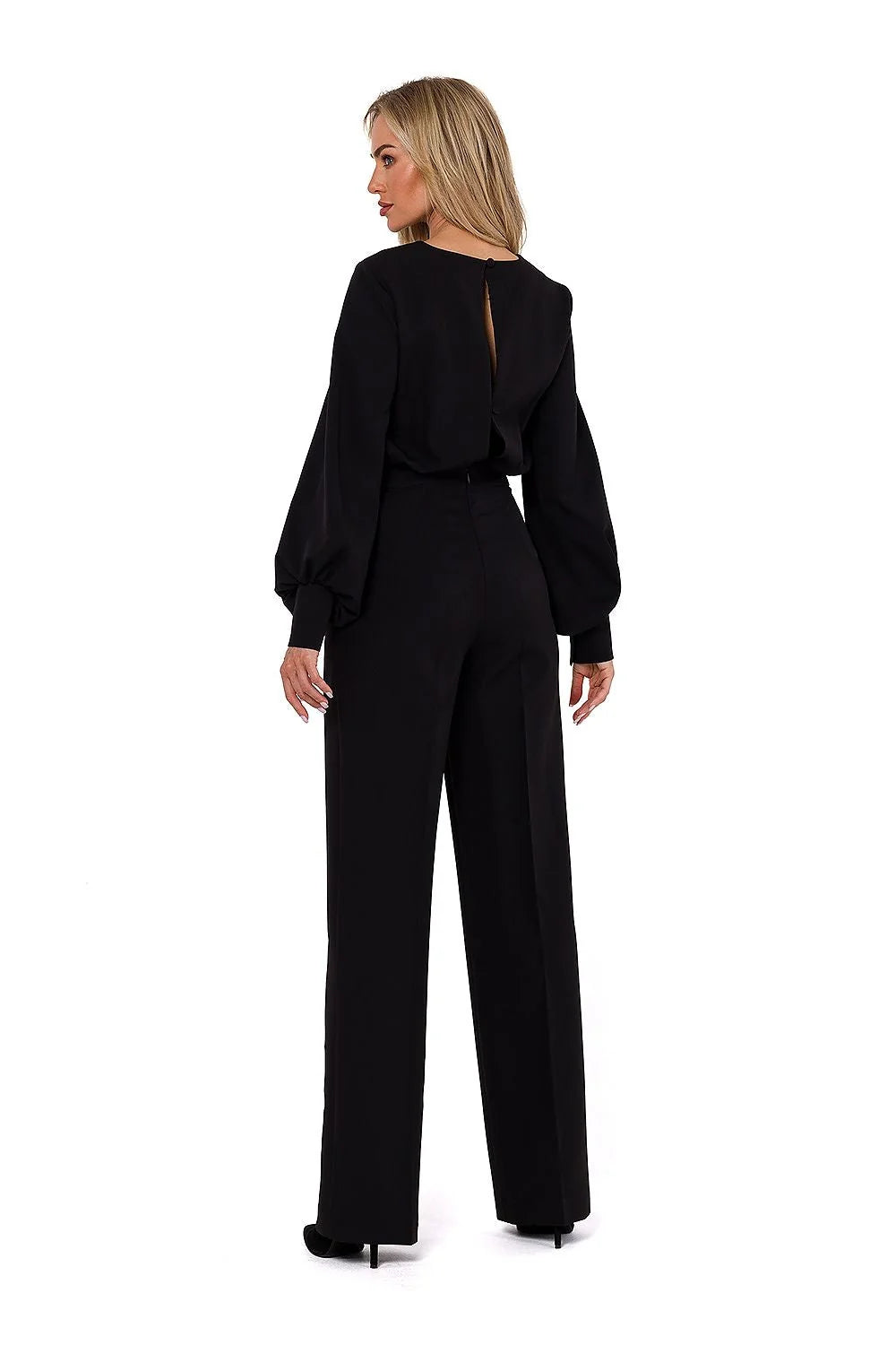 combinaison noire élégante minimaliste manches bouffantes longues poignets resserrés encolure ronde taille cintrée ceinture intégrée jambes larges fluide