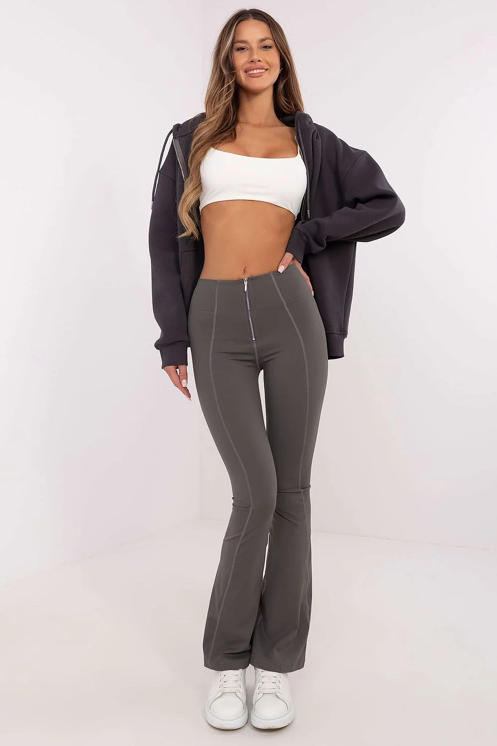Tenue féminine sportive et décontractée veste capuche coton polyester brassière spandex leggings élasthanne baskets blanches femme