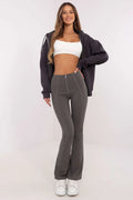 Tenue féminine sportive et décontractée veste capuche coton polyester brassière spandex leggings élasthanne baskets blanches femme