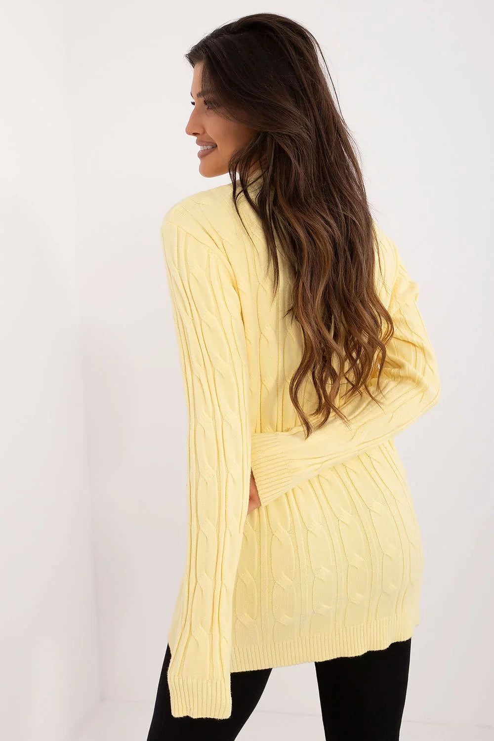 pull femme jaune pastel torsadé maille douce ajusté manches longues col rond bords côtelés poignets ourlet silhouette élancée