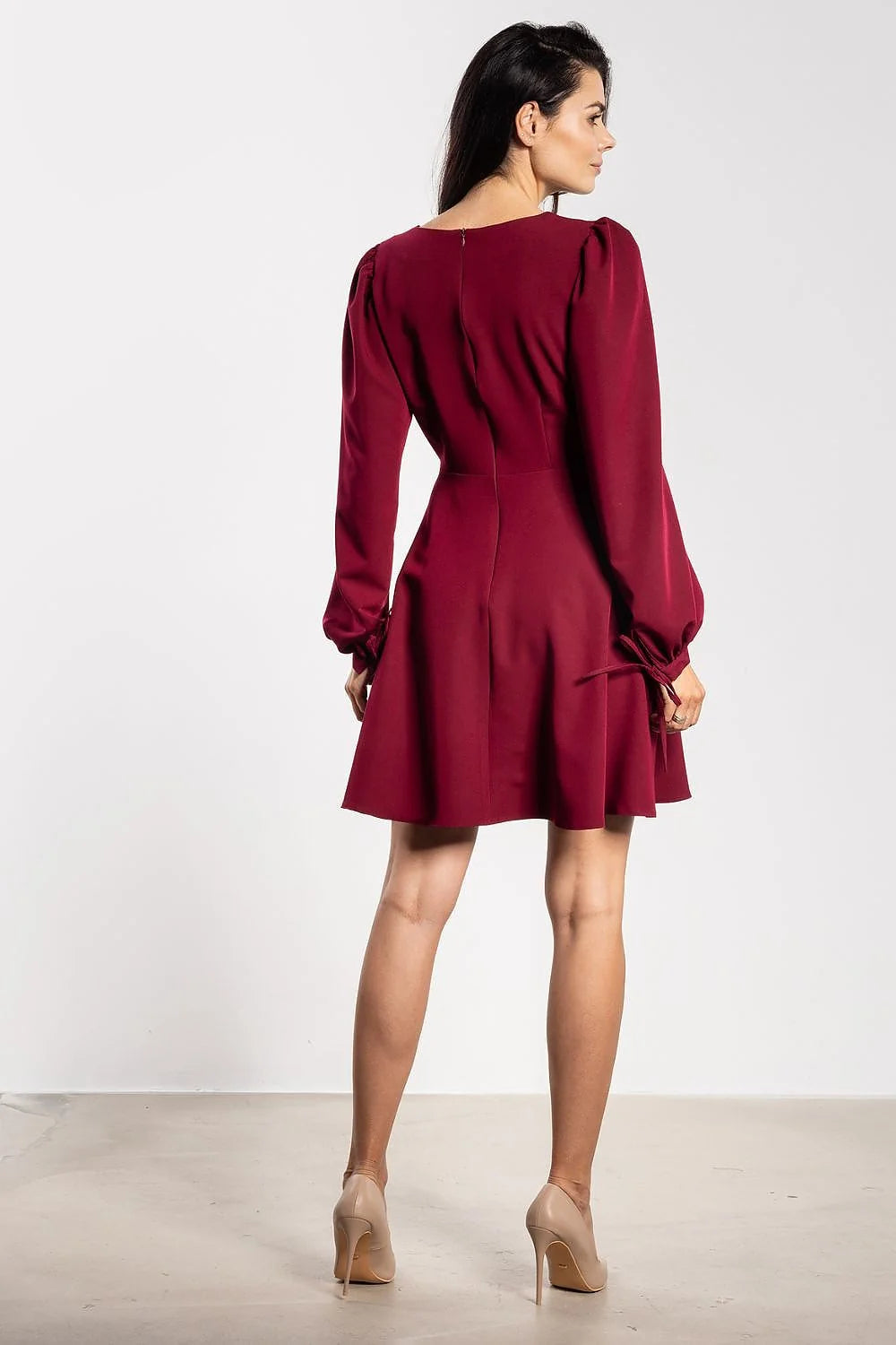 robe mini patineuse évasée bordeaux profond encolure carrée manches bouffantes poignets froncés nœud décoratif tissu structuré mat