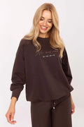sweat molleton oversize brun chocolat encolure ronde manches raglan longues poignets côtelés bas légèrement bouffant lettrage poitrine strass