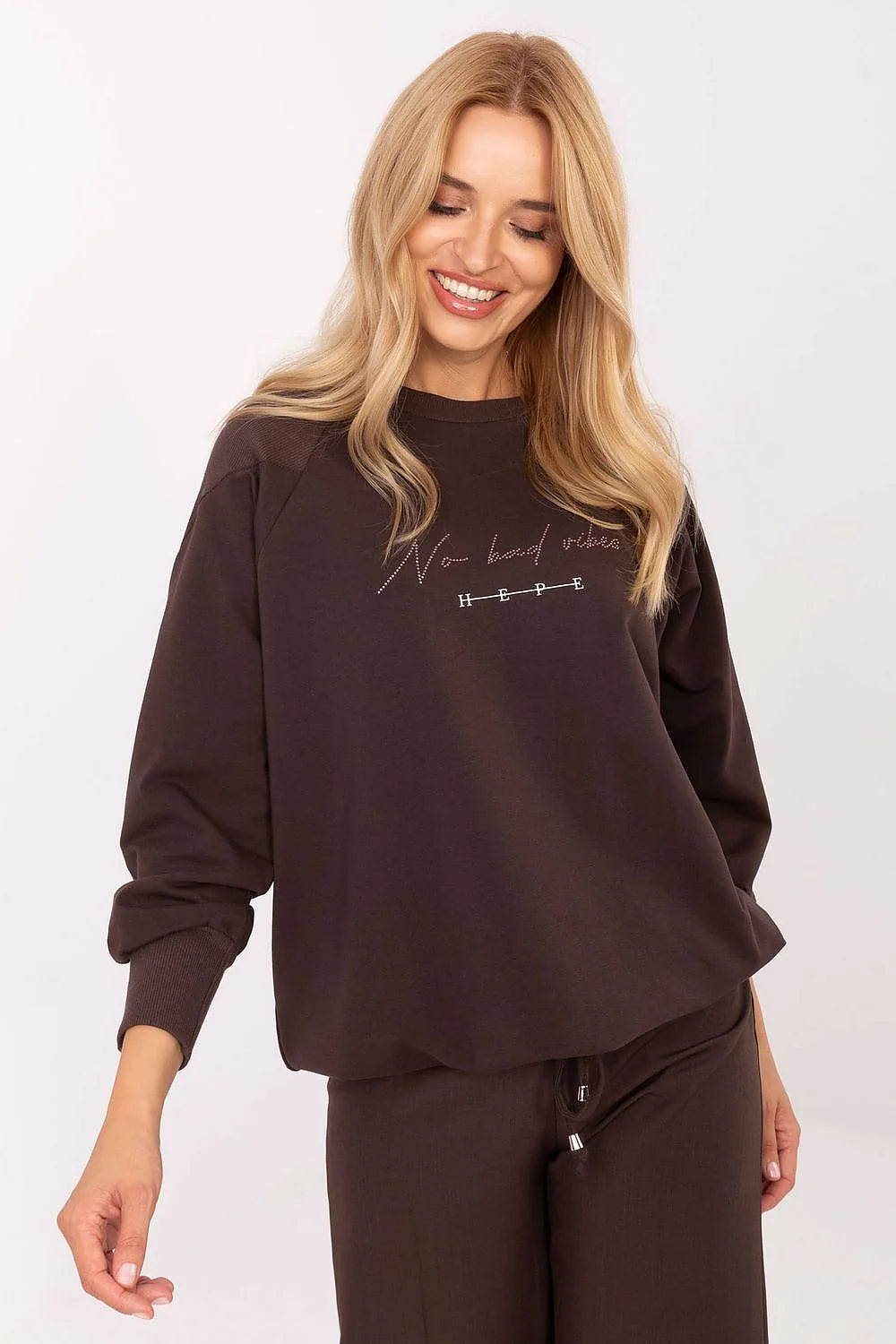 sweat molleton oversize brun chocolat encolure ronde manches raglan longues poignets côtelés bas légèrement bouffant lettrage poitrine strass