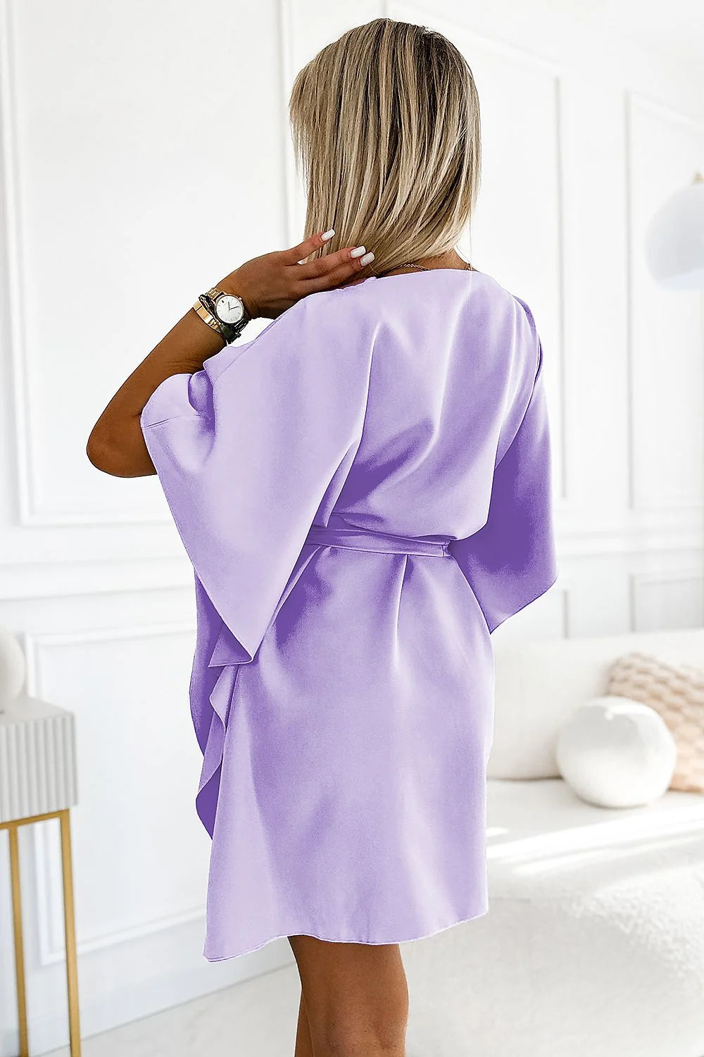 Robe féminine élégante Numoco couleur lavande pastel tissu fluide et satiné coupe ample ceinture à nouer