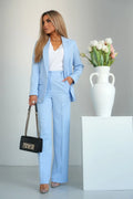 Tailleur-pantalon femme coupe ajustée revers classiques fermeture à deux boutons pantalon large droit silhouette sophistiquée matière douce élégance moderne occasions professionnelles