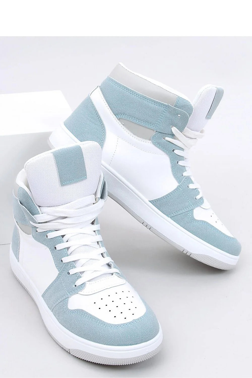 Baskets montantes Inello femmes style moderne tendance couleur bleu clair blanc similicuir perforations confort