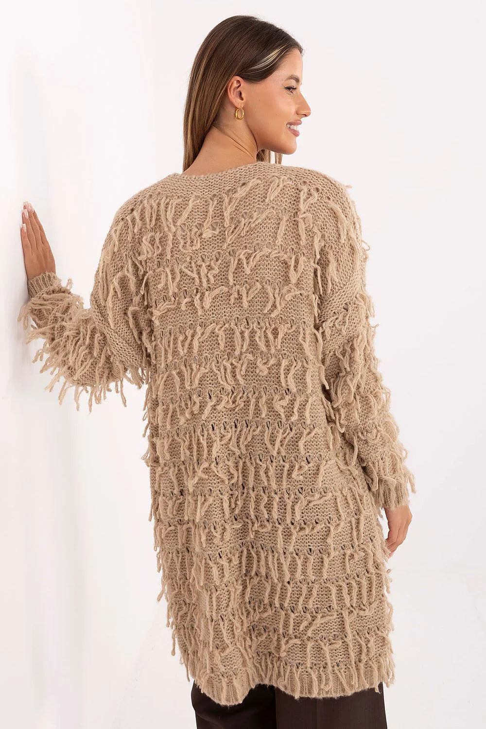 cardigan long femme beige taupe oversize maille épaisse duveteuse col V franges bouclées poignets côtelés base mi cuisse bohème chic