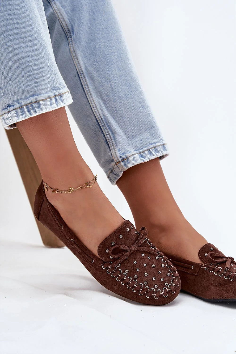 mocassin femme daim marron cuir ecologique loafer enfiler bout arrondi surpiqures noeud decoratif clous oeillets argentes semelle caoutchouc confortable