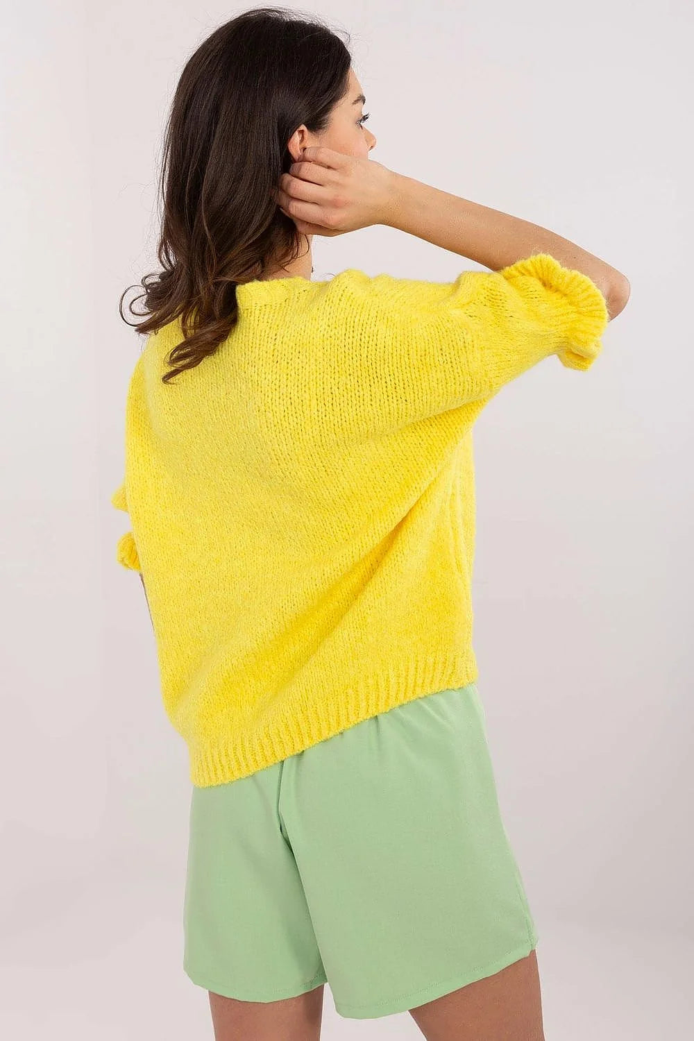 chandail femme jaune vif manches courtes retroussées col bateau large oversize maille grosse duveteuse mohair côtelée poignets ourlet ample cosy