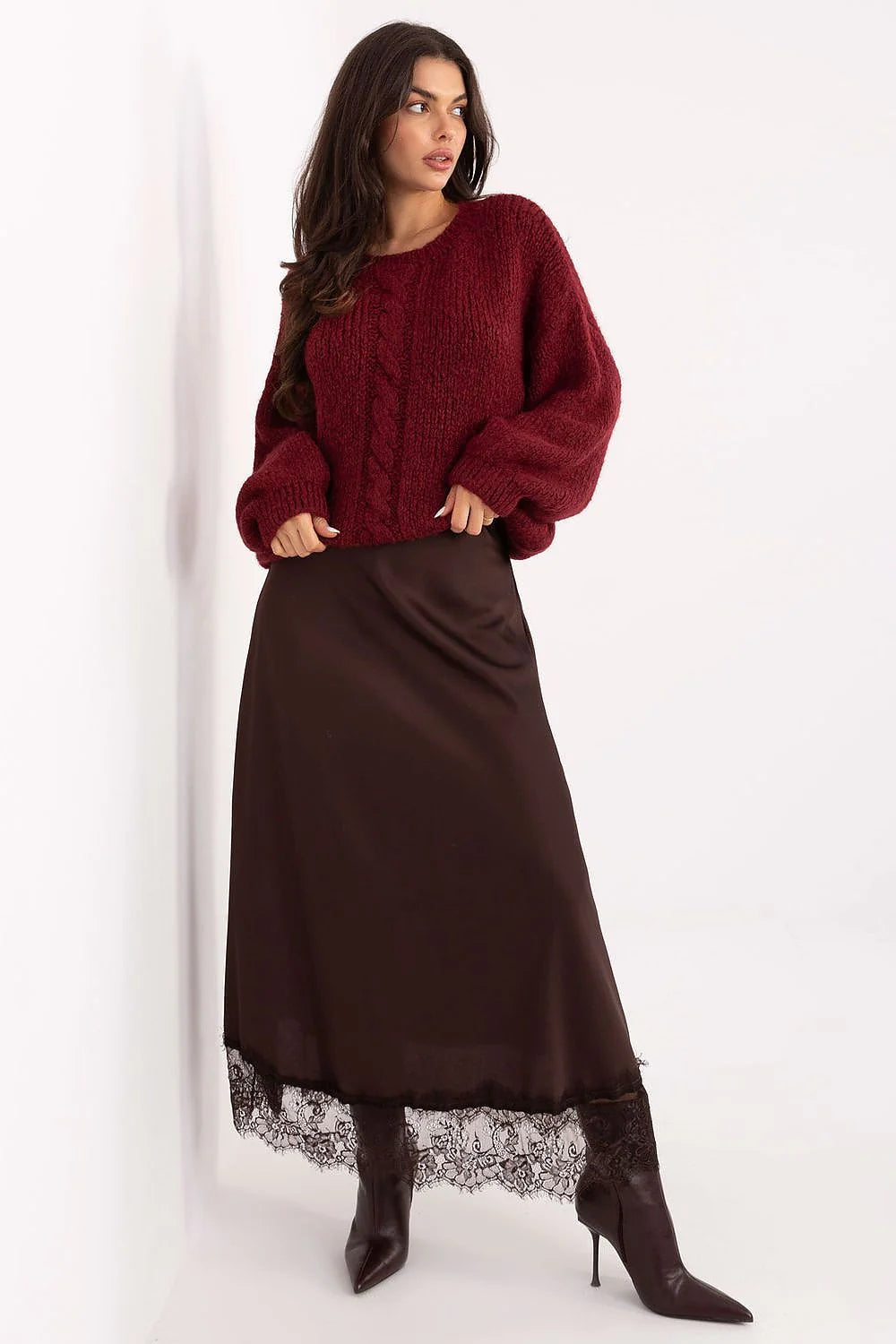 pull femme oversize maille épaisse bordeaux bouclée duveteuse col rond manches longues bouffantes épaules tombantes côtelés poignets confortable stylé