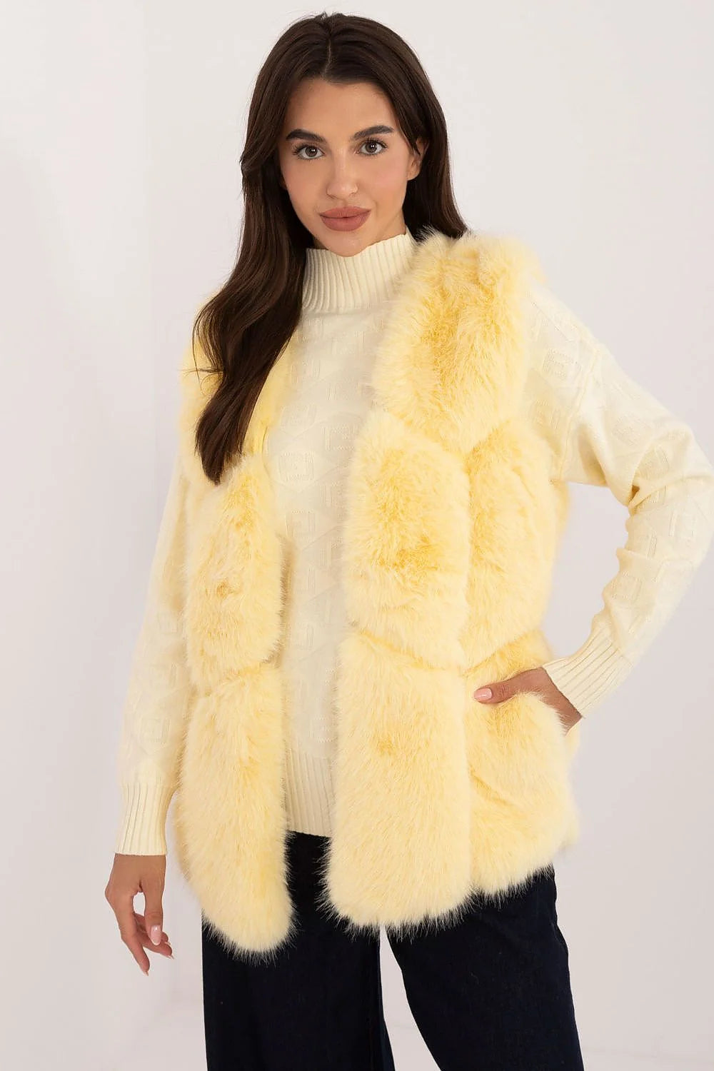 Gilet sans manches fausse fourrure couleur jaune pâle coupe droite élégant et versatile pour femme occasion semi-formelle
