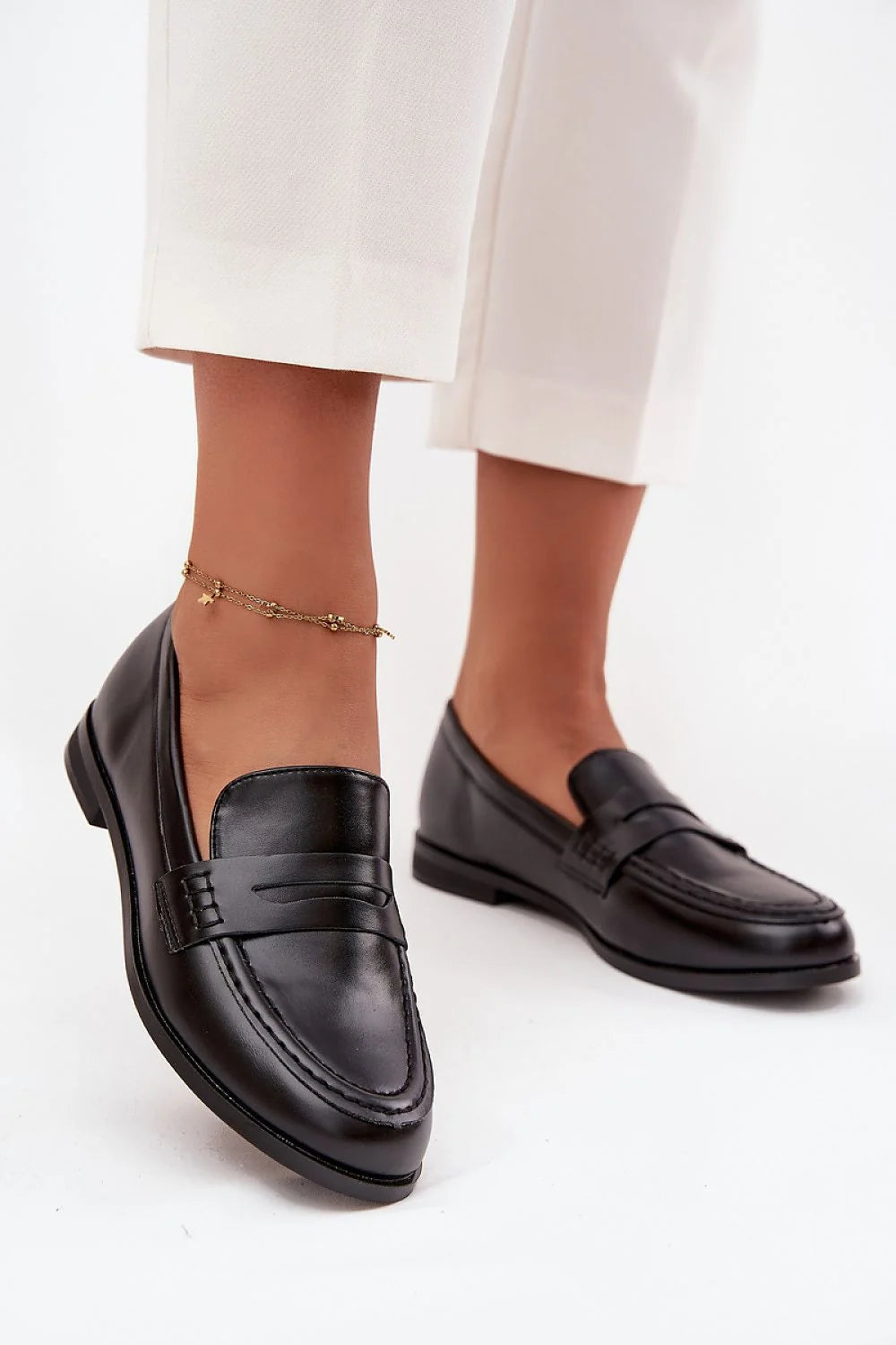 mocassins femme simili cuir noir penny loafer empeigne lisse bout arrondi surpiqûres bride pontée semelle plate talon bas