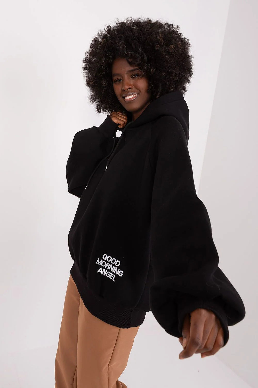 Sweatshirt à capuche pour femmes style moderne couleur noire inscription Good Morning Angel tissu doux coupe ample manches longues elastique poignets