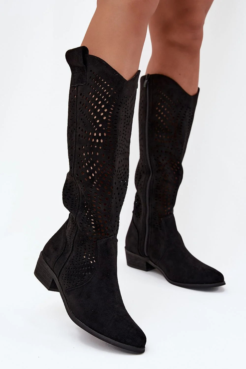 bottes cuissardes femme suédine écologique noir perforées talon4cm bout amande fermeture éclair latérale tige38cm doublure semelle antidérapante western confortable