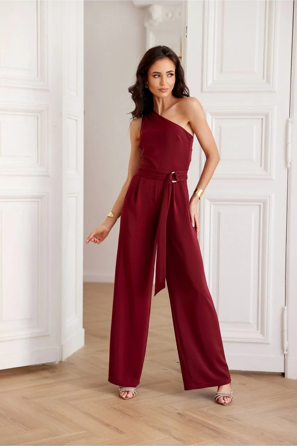 Combinaison femme élégante style one-shoulder coupe large couleur bordeaux tissu fluide taille ajustable sans manches