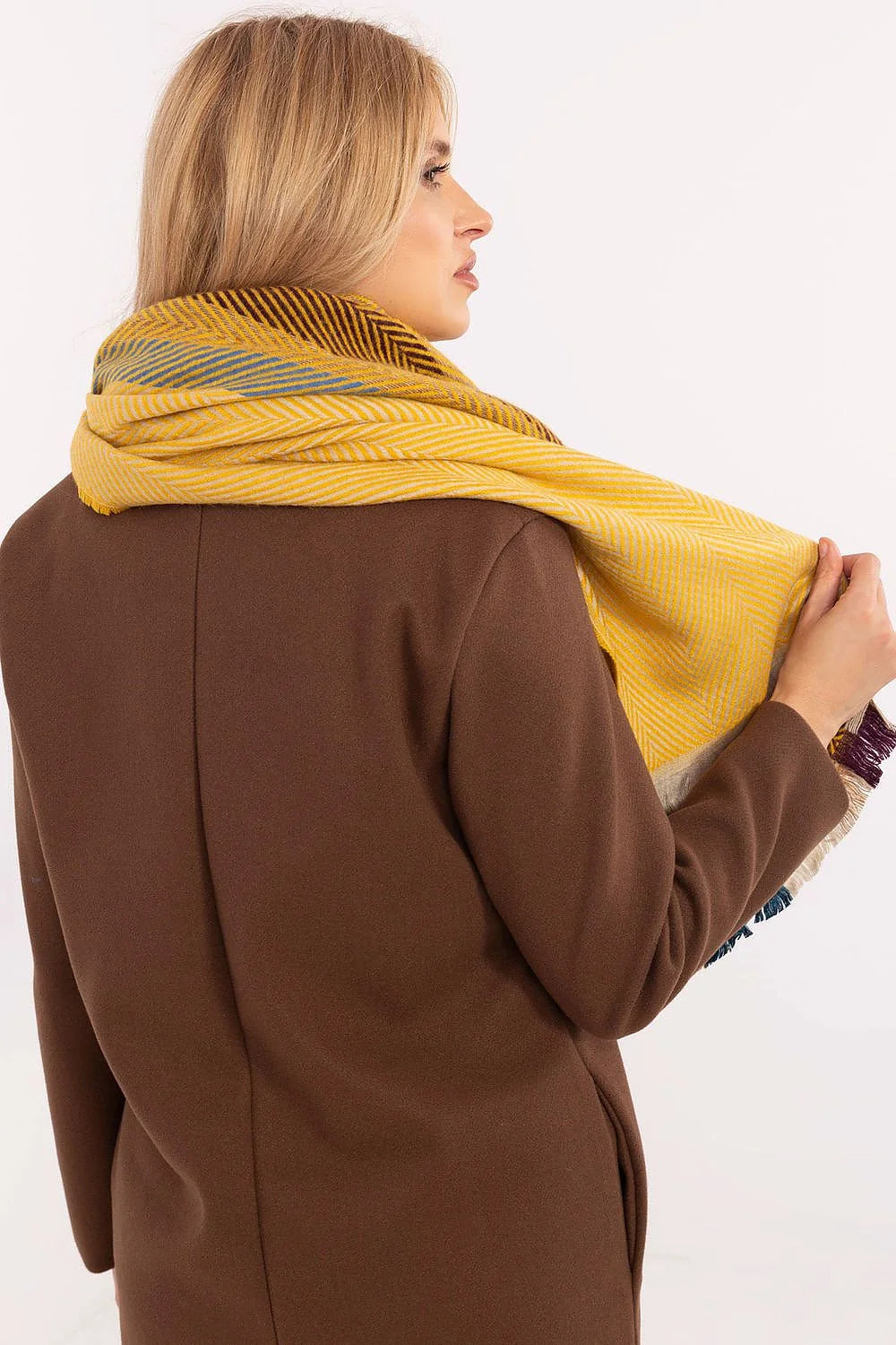 Écharpe féminine élégante en viscose motif chevrons couleurs jaune moutarde marron bleu foncé bordure multicolore femmes automne hiver