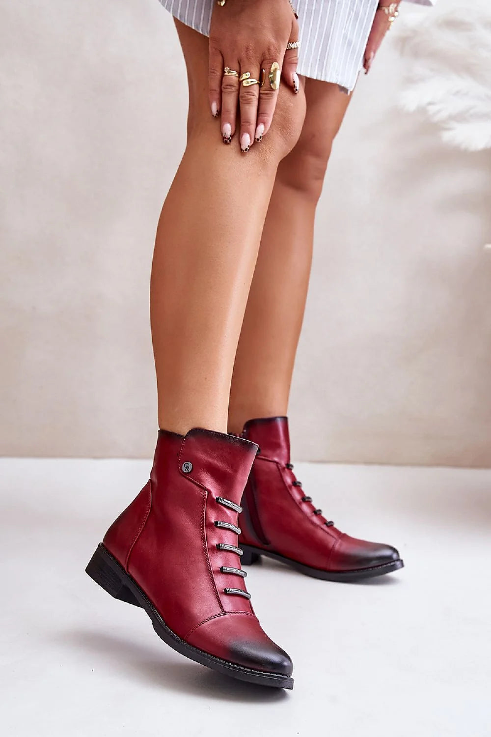 Bottines pour femmes élégantes en cuir lisse rouge bordeaux style montant talon bas carré lacets métalliques