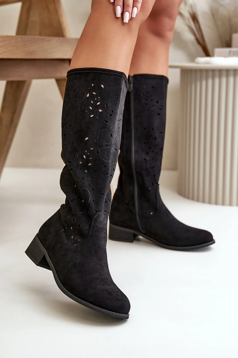 Bottes ajourées pour femmes en éco-suede haute fermeture éclair talon bas floral élégance et confort