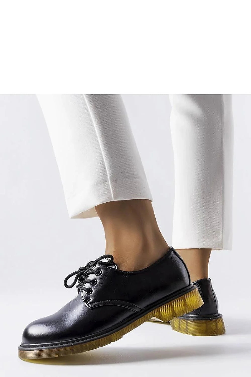 Chaussures basses cuir noir design moderne bottines femmes style classique tige basse lacets noirs semelle translucide confort polyvalence mode élégance