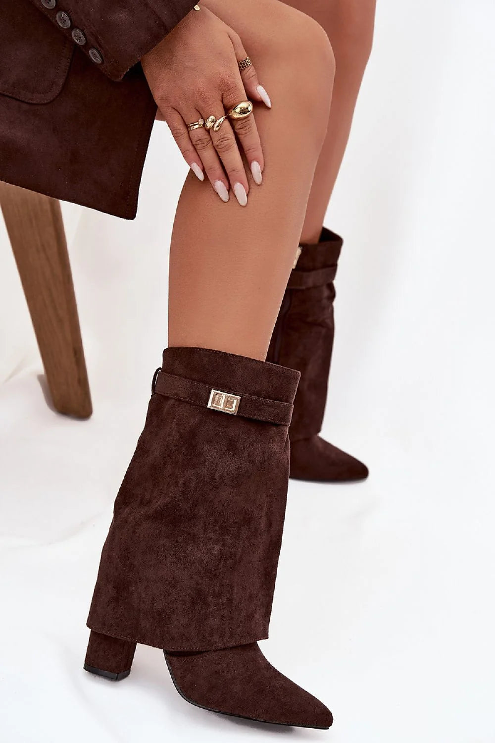 bottines femme suédine marron foncé bout pointu talon bloc mi mollet tombé plissé fermeture zippée bride boucle dorée