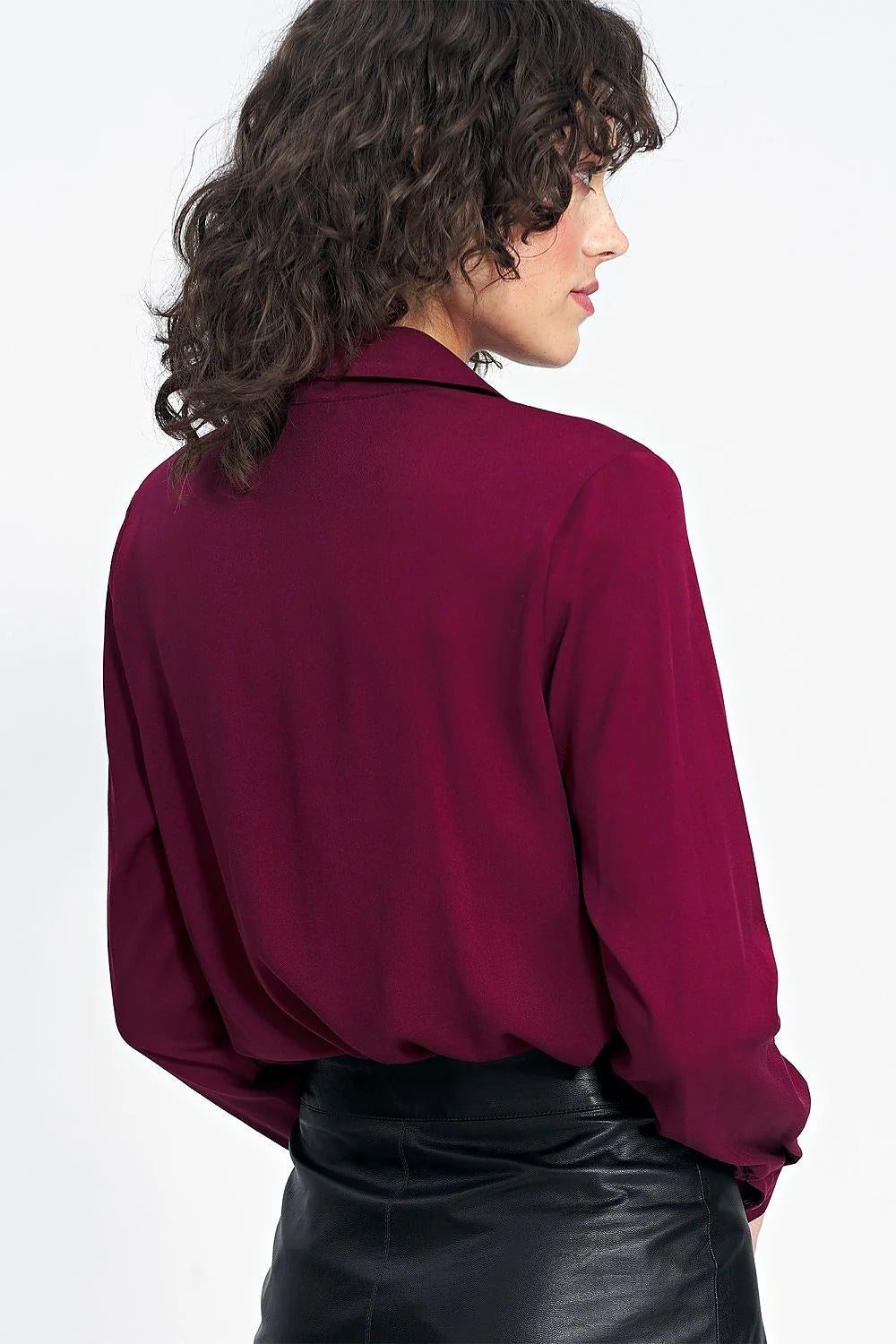 Chemise longue manches classique couleur bordeaux profond pour femme, style élégant, matériau doux, taille ajustée, vêtement intemporel