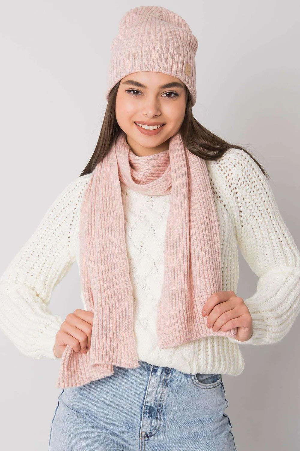 Ensemble hivernal chic femme Rue Paris bonnet écharpe pull tricot acrylique rose pâle blanc cassé mode automne hiver