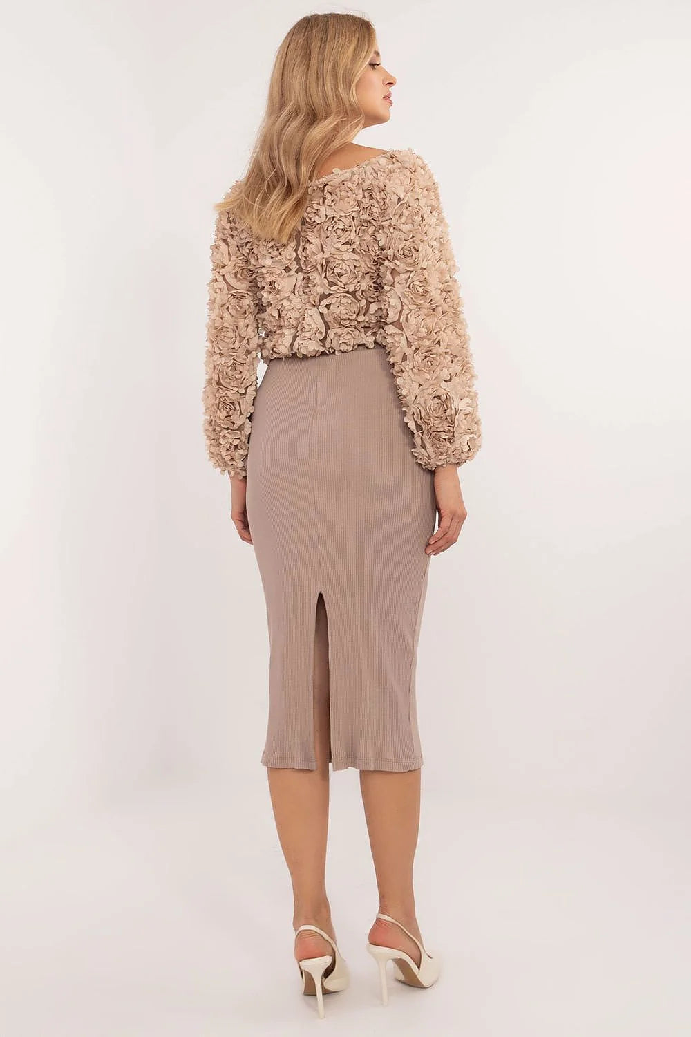 Jupe Relevance en tissu côtelé coton élasthanne silhouette midi taille élastiquée motif lisse style décontracté