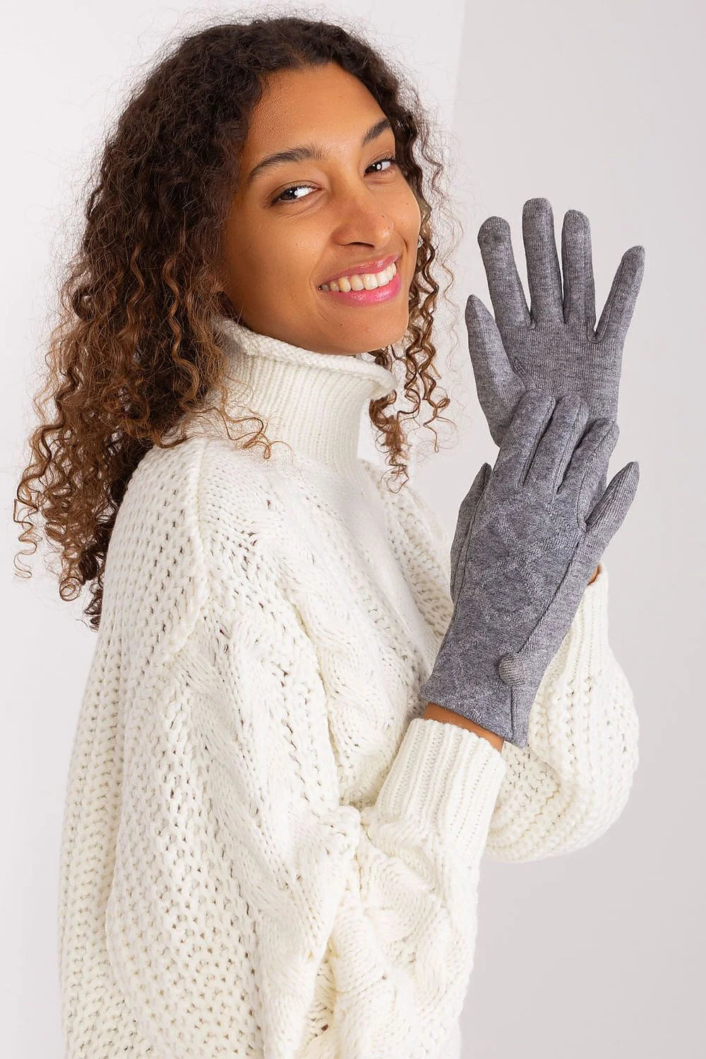 ensemble hivernal élégant confortable femmes pull tricot torsadé col roulé laine mélangée gants minimalistes gris chiné