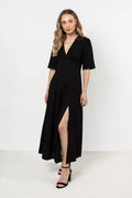 robe noire midi manches courtes décolleté V matière douce fluide taille ajustable fente latérale cintrée élégante intemporelle confortable soyeuse polyvalente