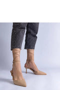 Escarpins à talons hauts Solea, design pointu, cuir synthétique beige, boucle métallique, pantalon slim gris foncé, look chic, occasion多种