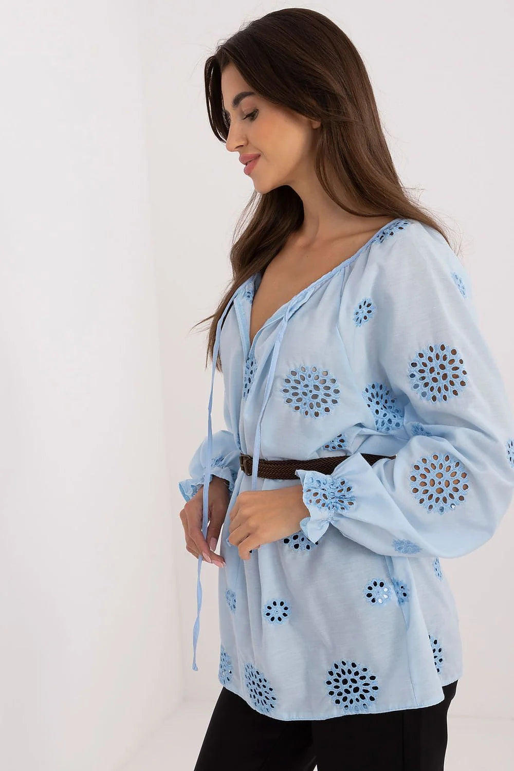 Chemisier femme design boho aéré tissu coton bleu clair motifs broderie anglaise manches longues élastiquées encolure nouée ceinture cuir marron