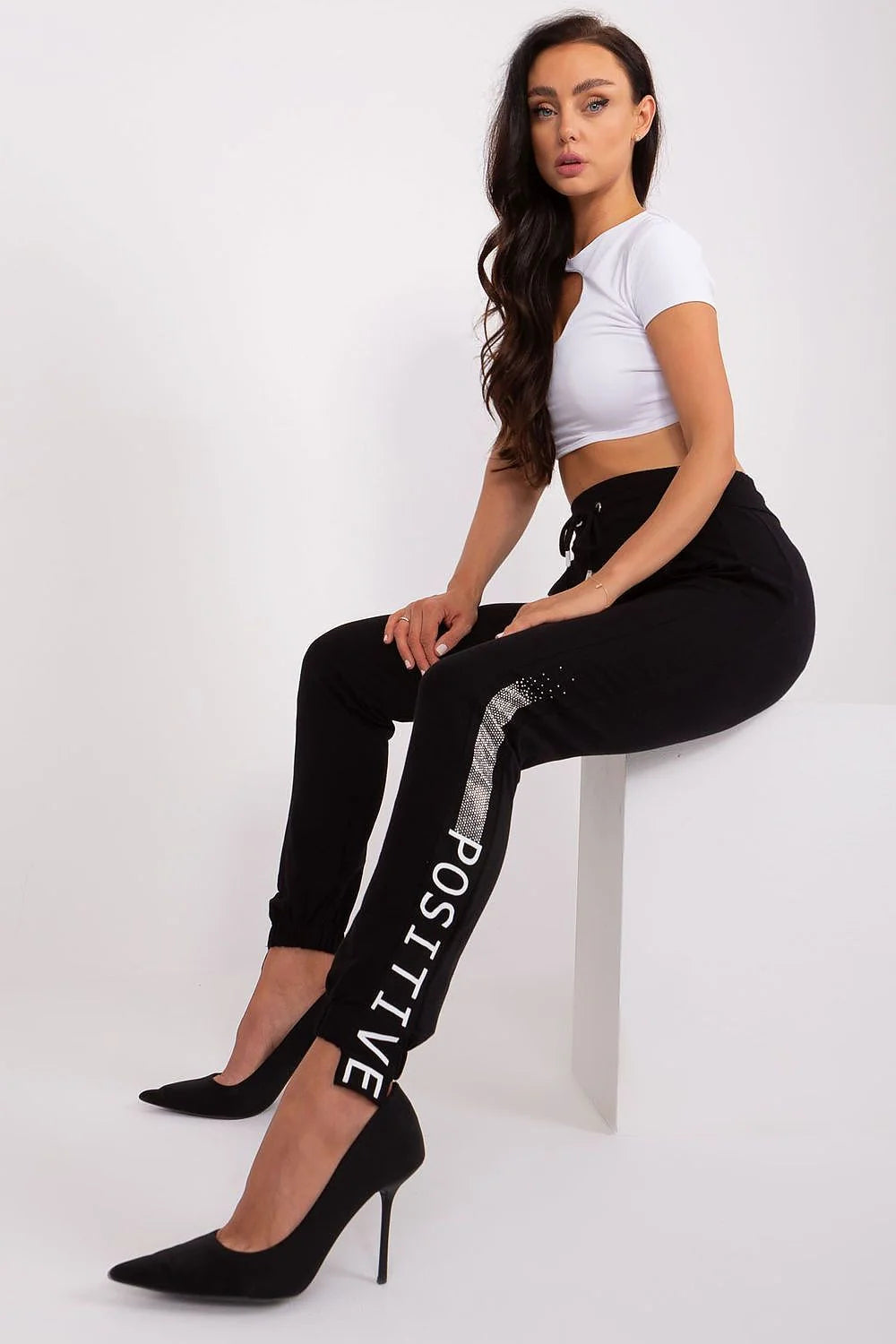 Pantalon survêtement femme confort style décontracté coton élasthanne taille haute ceinture nouée poches latérales équipement sport mode casual collection automne-hiver
