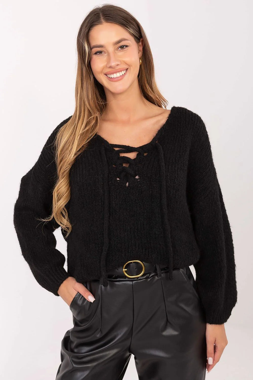 pull femme maille épaisse noire col V lacé cordons coupe courte manches longues ballon texture bouclée bords côtelés fini cosy