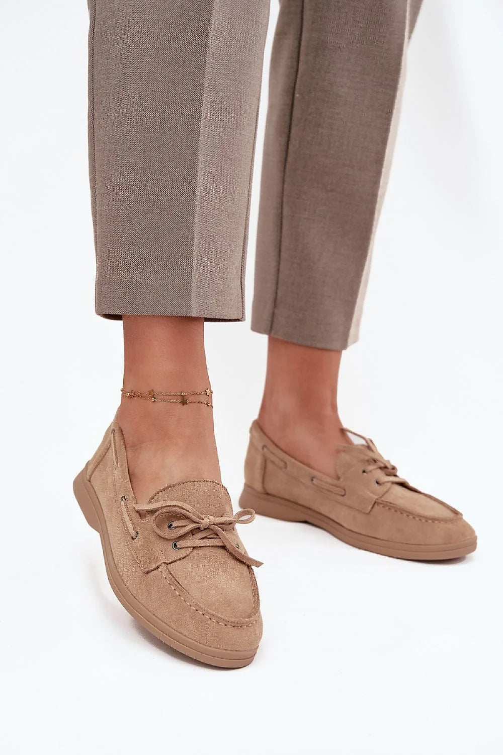 mocassins femme cuir suédé écologique beige taupe bout arrondi semelle plate gomme profilée lacets décoratifs œillets métalliques sangle