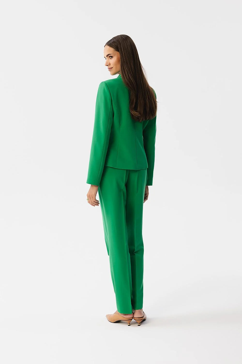 Costume femme tailleur vert pantalon assorti coupe structurée épaules rembourrées poches à rabat look sophistiqué occasions formelles Polyester tissu structuré élégance moderne couture précise style contemporain taille ajustable