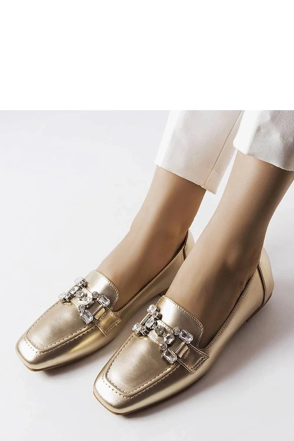 Mocassins élégants dorés pour femme, cuir haute qualité, design moderne, confortable, occasions diverses, style raffiné, durabilité, estivale, talon plat, détails métalliques, pierres décoratives, semelle synthétique, coupe ajustée, look sophistiqué