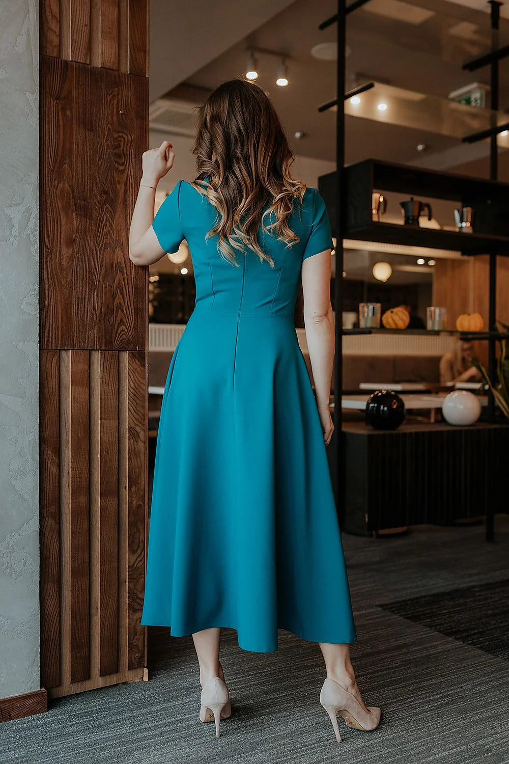 Robe élégante longue manches courtes col rond tissu soyeux couleur bleu pétrole taille ajustable pour femme
