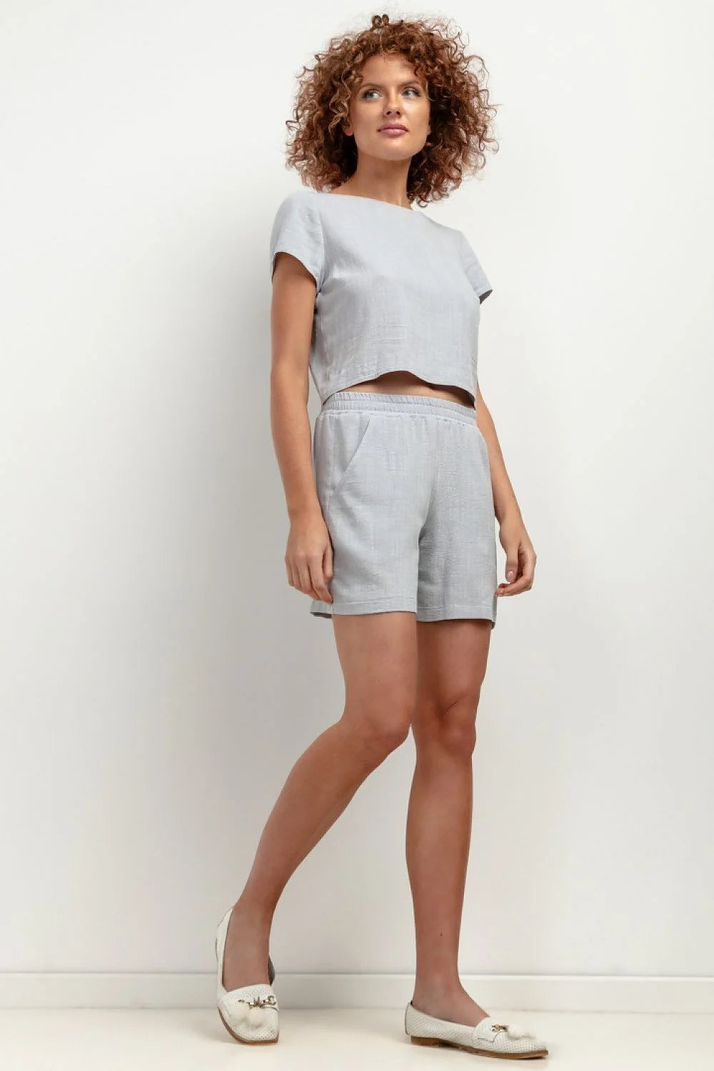 Shorts Tessita style minimaliste couleur gris clair coupe ample matière légère confortable femme été