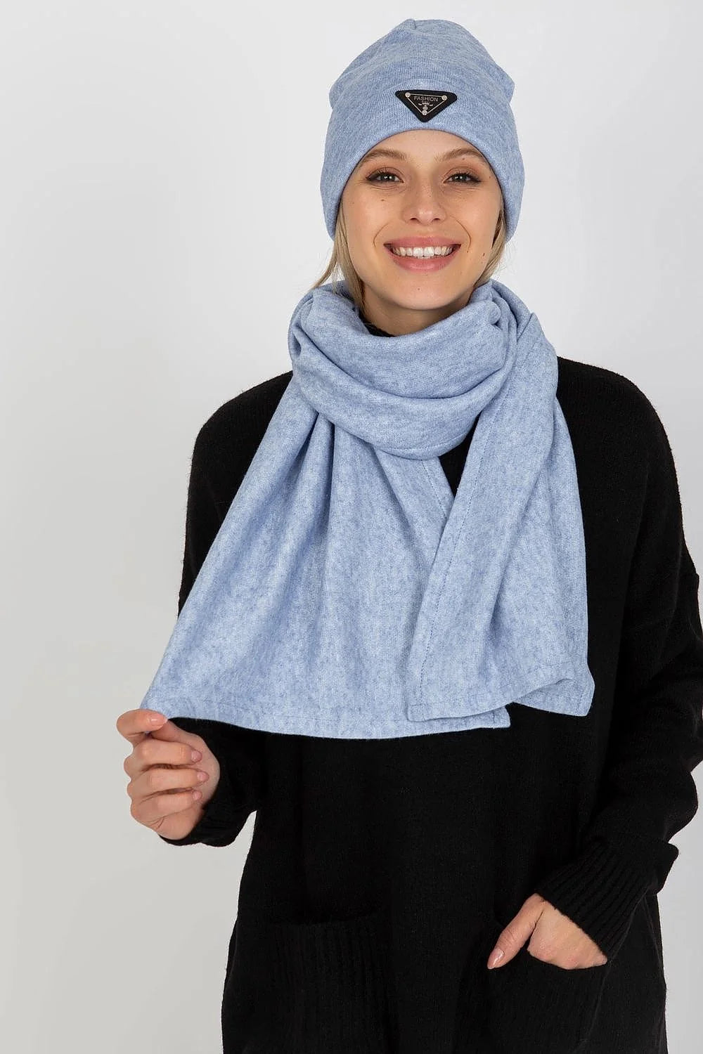 Ensemble d'hiver pour femme Lakerta, bonnet et écharpe en angora et spandex, style moderne et minimal, couleur grise unie, coupe ajustée et volumineuse